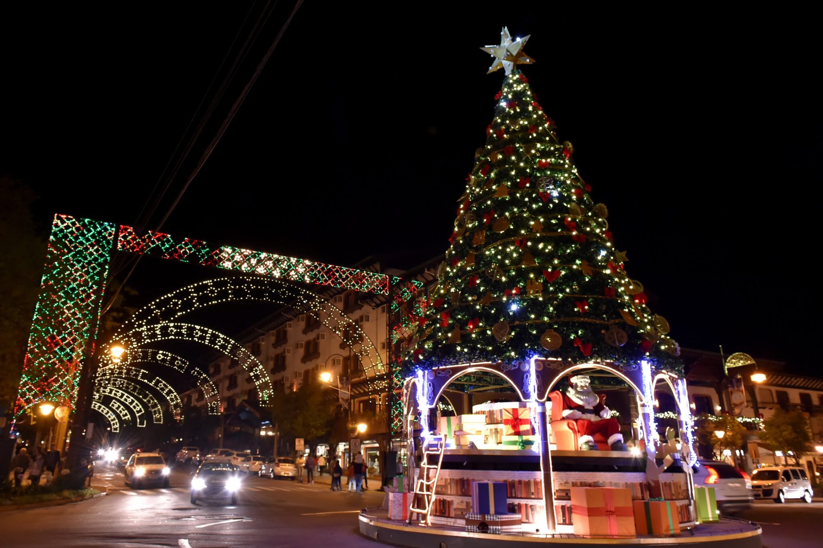 07_11_2015_30Natal Luz de Gramado. Decoracao da Cidade, Rotula da Av. Borges de Medeiros com Av. das Hortensias. Foto Cleiton Thiele/SerraPress